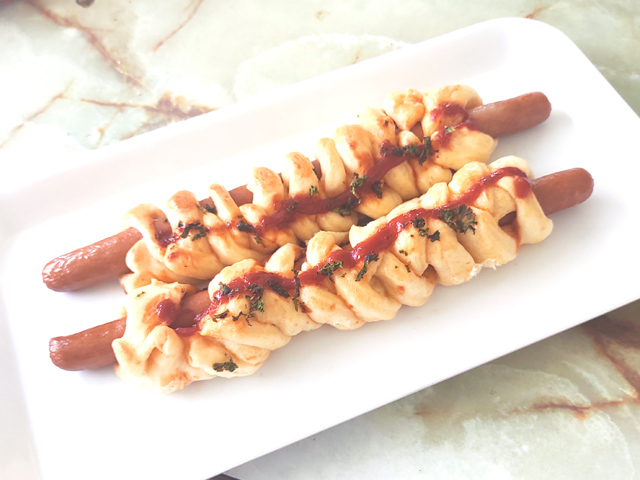 ロングソーセージを使って！手ごねの編みパン