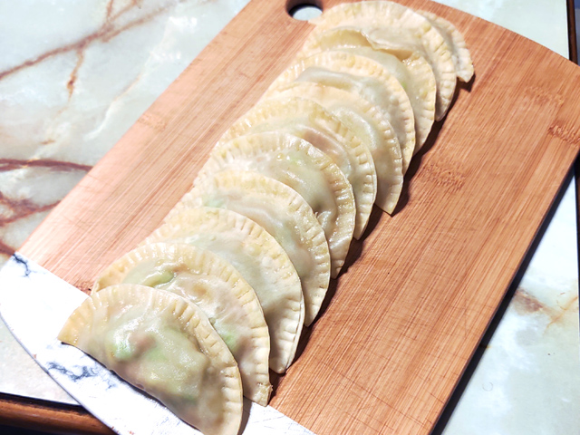 餃子の皮で！アボカドとツナのトースターでパイ
