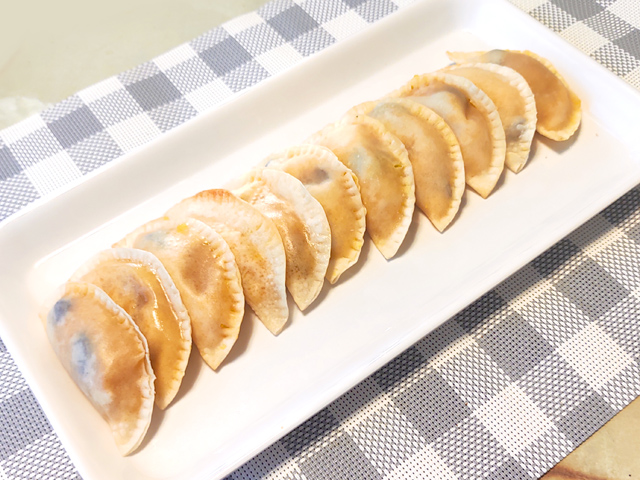 ハロウィンに！餃子の皮でかぼちゃのパリパリ★パイ