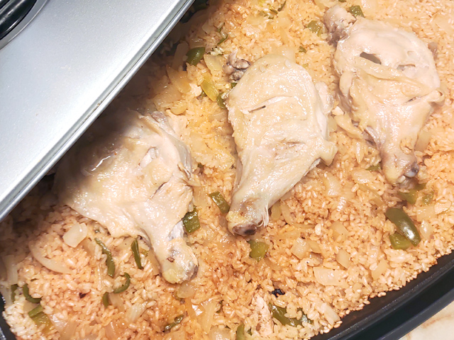 ホットプレートで！チキンレッグの簡単パエリア風