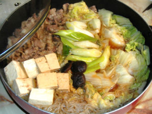 安い肉でプチ贅沢！簡単割したで作るすき焼き風鍋