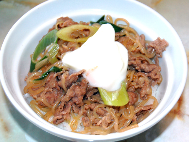 牛コマ肉と白滝たっぷり！牛肉のしぐれ煮風牛丼
