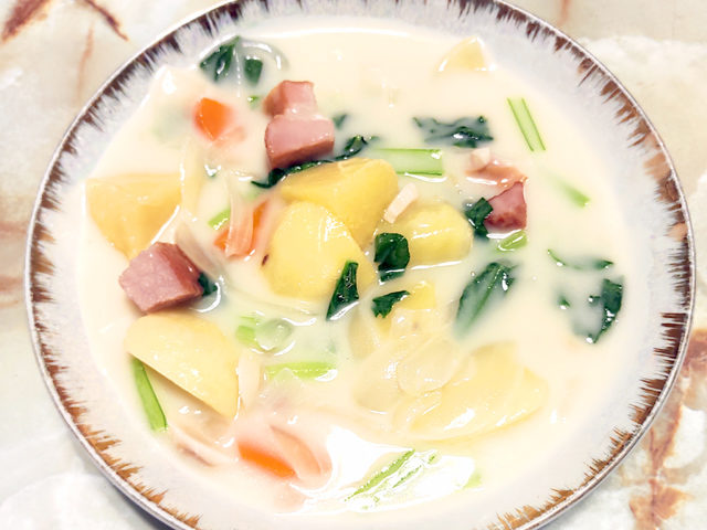 ルーで簡単！ベーコンと小松菜のクリームシチュー