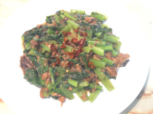 鯖缶アレンジ！鯖味噌缶と小松菜の炒め合わせ