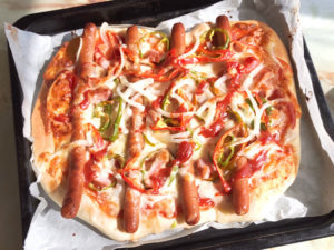 手ごね生地で！ロングソーセージのスクエアピザ