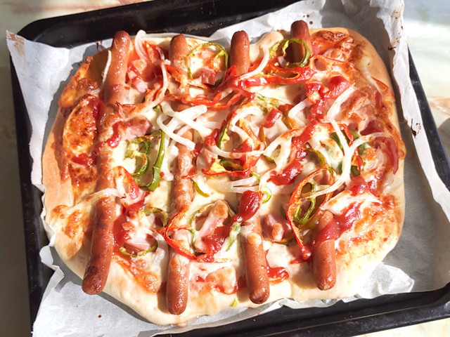 手ごね生地で！ロングソーセージのスクエアピザ