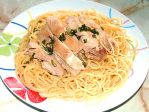 鶏もも肉をレンジで時短！よだれ鳥乗せ和風パスタ