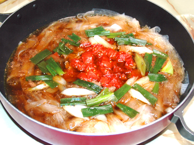 トマトの酸味をプラス！大根のヒラヒラすき焼き鍋風