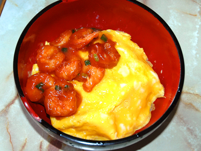 中華と洋食のコラボ！海老チリ乗せオムライス