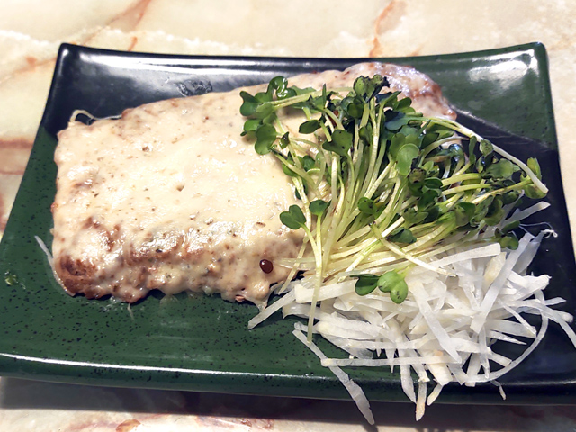 ひき肉を丸ごと焼く？パッカンステーキのチーズ乗せ