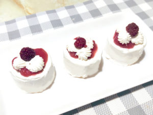 ミニサイズ！ラズベリーのゼリーとホイップケーキ