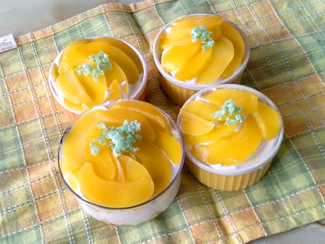 しっとりシフォン生地で！黄桃のカップケーキ風