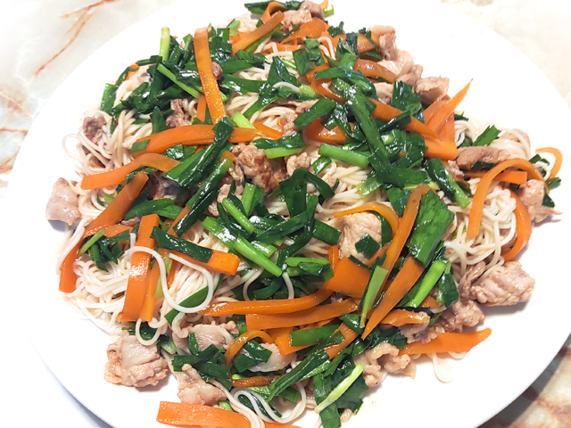 そうめんアレンジ！豚こまと素麺のチャンプルー風
