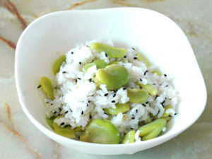 白飯を使うから簡単！そらまめのシンプルな塩ごまご飯