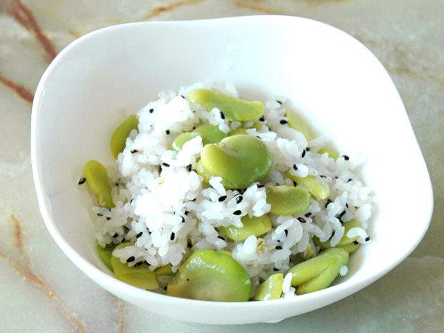 白飯を使うから簡単！そらまめのシンプルな塩ごまご飯