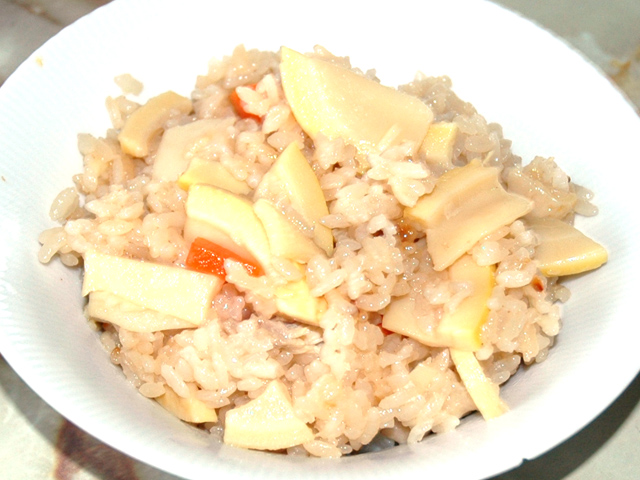 炊飯器で炊き込みご飯！旬の筍たっぷりの筍ご飯