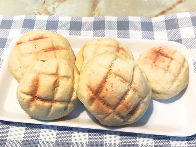 手ごねで作る！しっとりふかふかメロンパン