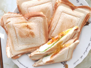 モテナシベーカーで！温玉をホットサンドにIN