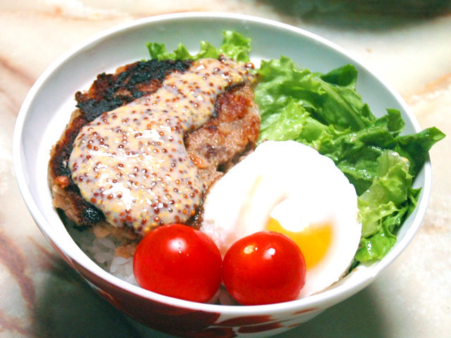 冷凍ハンバーグで！マスタードソースのロコモコ丼