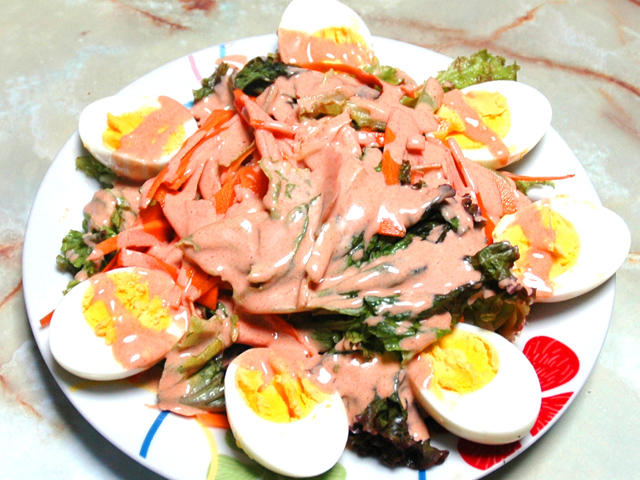 野菜たっぷりでいくらでもいけちゃう！サウザンサラダ