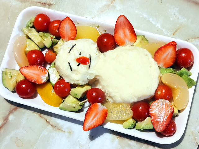 クリスマスに！しょんぼり顔の？雪だるまサラダ