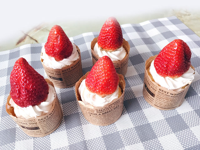 大粒苺が乗ったシンプルなカップケーキ