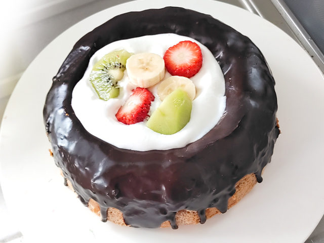 フルーツで太巻きの断面風？エンゼルチョコケーキ