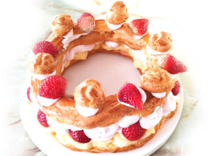 車輪の形のシュー！苺使用のビッグパリブレスト