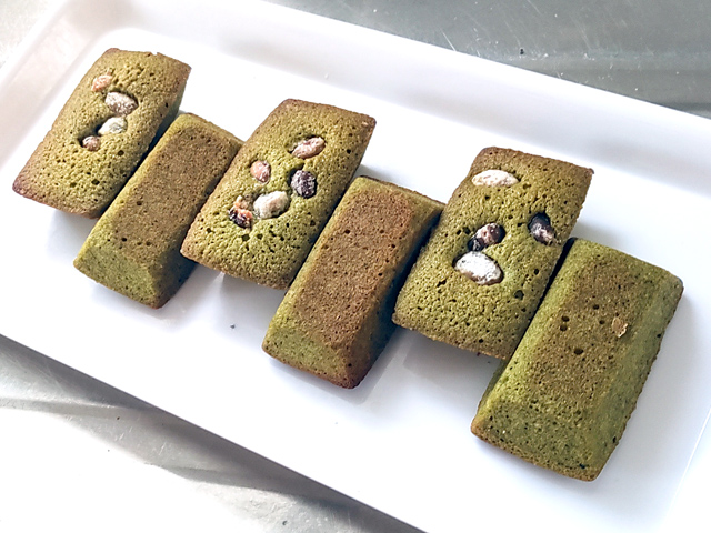 100均シリコン型で！抹茶と甘納豆のフィナンシェ