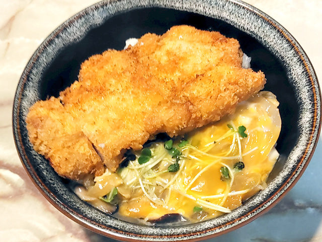 カツがサクサクのまま？とじないカツ丼