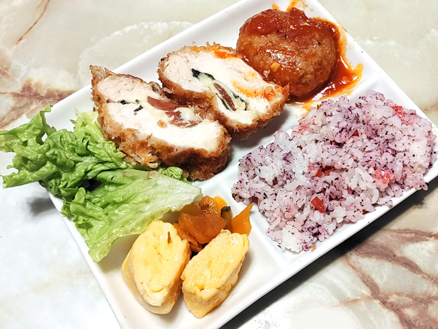 100均のカリカリ梅とゆかりで混ぜご飯