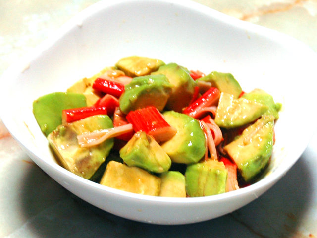 時短で！アボカドとかにかまの醤油わさびサラダ