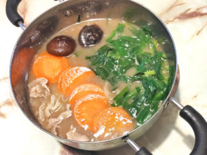 悪魔の肉鍋スープの素で！ニラとキャベツの豚骨風鍋