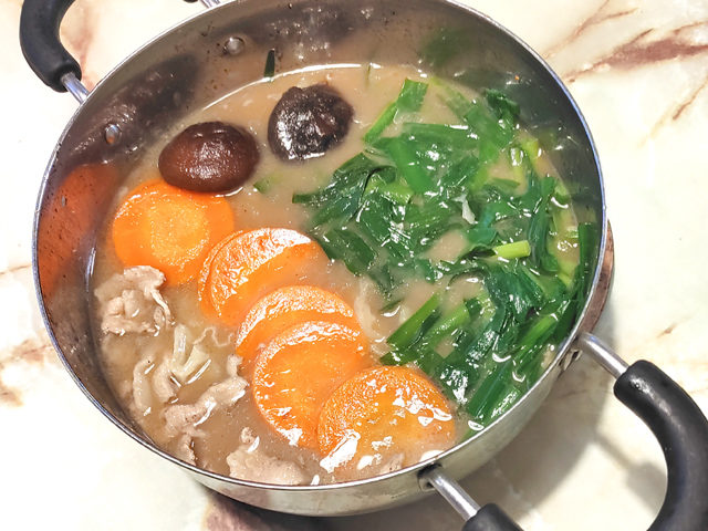 悪魔の肉鍋スープの素で！ニラとキャベツの豚骨風鍋