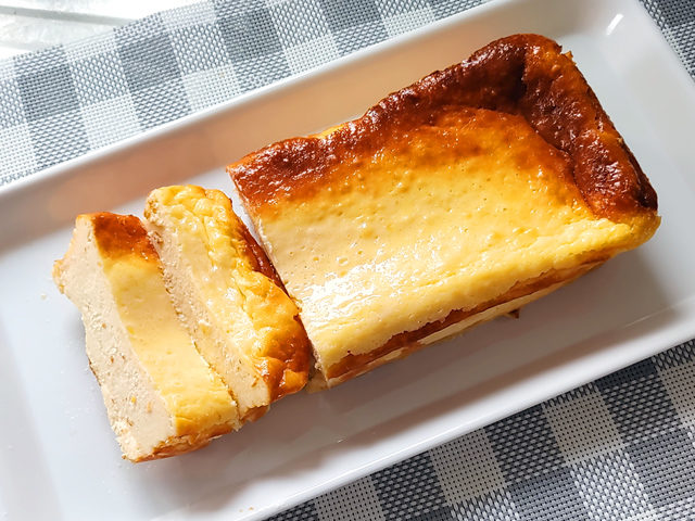 混ぜて焼くだけ！しっとり濃厚なバスクチーズケーキ