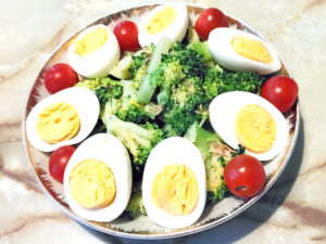 ブロッコリーの芯も使って！ゆで卵ONサラダ