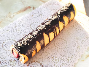 チョコクリームと苺で！細長いロールケーキ