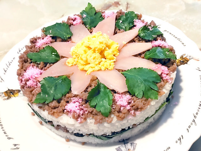 酢飯じゃない！ひき肉と卵のお花のチラシ寿司