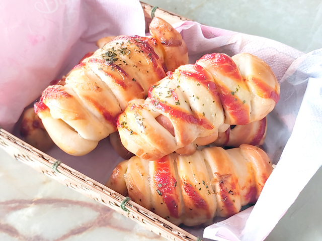 手ごねで作る！ソーセージの縞々パン