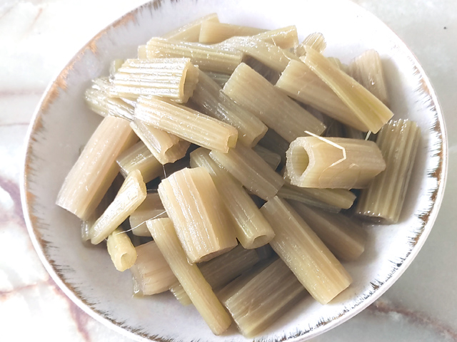 具材はフキだけ！ゆでフキのシンプル炒め煮