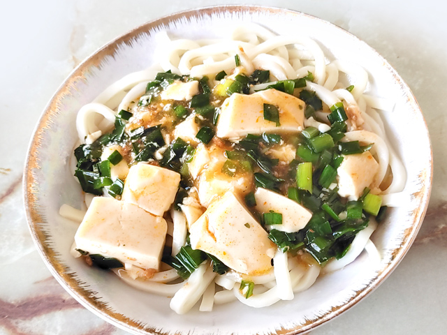 麻婆豆腐の素で！にらたっぷり麻婆豆腐うどん