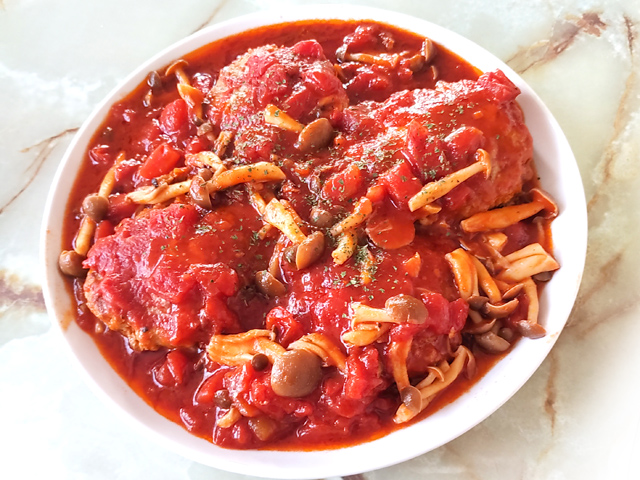 フライパンで完結！トマト缶の煮込みハンバーグ