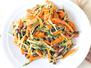 大量消費に！水菜ときのこ・人参のバター醤油風炒め