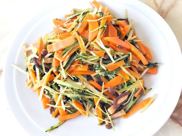 大量消費に！水菜ときのこ・人参のバター醤油風炒め