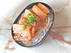丑の日に！豚バラブロックで作る豚のかば焼き丼♪