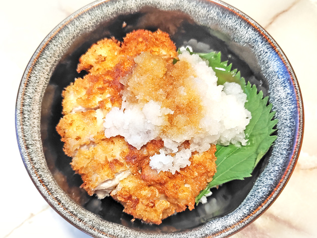 夏にさっぱり！鶏モモのおろしチキンカツ丼♪