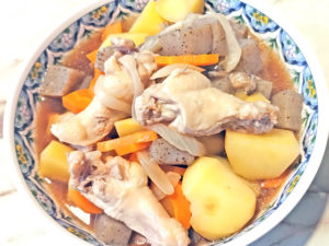 野菜たっぷり！手羽元のシンプル肉じゃが♪