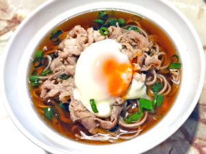 肉たっぷりで！温玉乗せの簡単肉そば♪