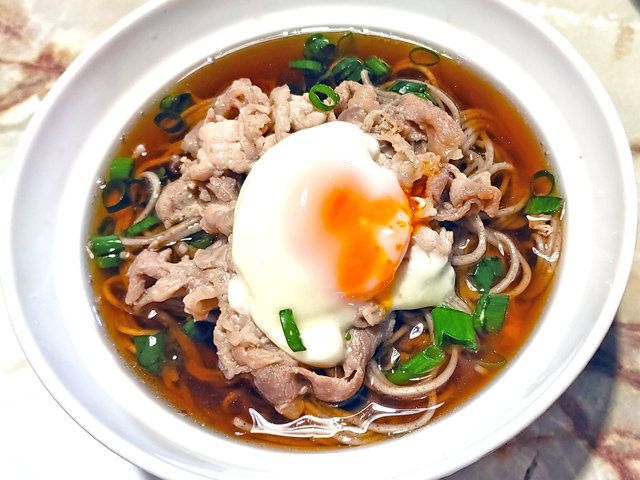 肉たっぷりで！温玉乗せの簡単肉そば♪