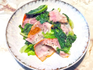 時短！レンジで作るベーコンとレタス蒸し♪